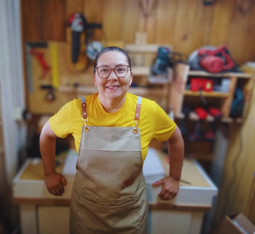 Marcenaria de reaproveitamento, Artesanato com madeira de reuso, Tutoriais de marcenaria criativa, Decoração sustentável feita à mão, DIY madeira de demolição, Marcenaria como terapia, Despertar espiritual através do fazer, Criatividade e transição planetária, Paz e alegria no trabalho manual, Criação consciente, Feito a Elis, Elisângela da Silva marcenaria, Marcenaria com alma