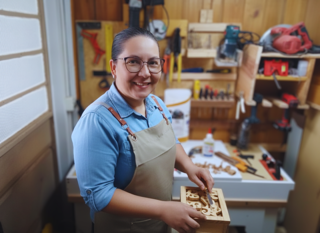 Marcenaria de reaproveitamento, Artesanato com madeira de reuso, Tutoriais de marcenaria criativa, Decoração sustentável feita à mão, DIY madeira de demolição, Marcenaria como terapia, Despertar espiritual através do fazer, Criatividade e transição planetária, Paz e alegria no trabalho manual, Criação consciente, Feito a Elis, Elisângela da Silva marcenaria, Marcenaria com alma