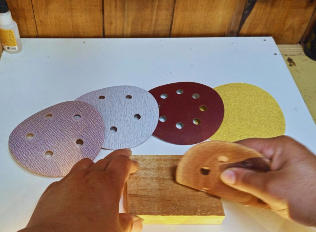 Marcenaria de reaproveitamento, Artesanato com madeira de reuso, Tutoriais de marcenaria criativa, Decoração sustentável feita à mão, DIY madeira de demolição, Marcenaria como terapia, Despertar espiritual através do fazer, Criatividade e transição planetária, Paz e alegria no trabalho manual, Criação consciente, Feito a Elis, Elisângela da Silva marcenaria, Marcenaria com alma