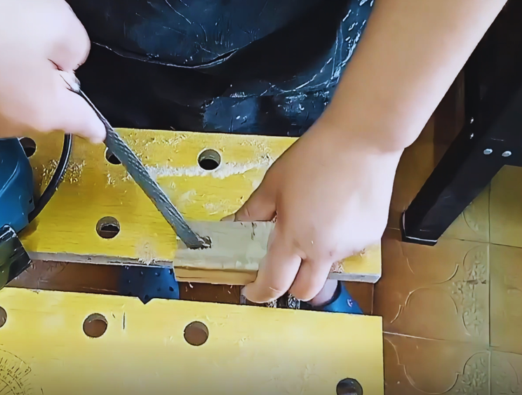 Marcenaria de reaproveitamento, Artesanato com madeira de reuso, Tutoriais de marcenaria criativa, Decoração sustentável feita à mão, DIY madeira de demolição, Marcenaria como terapia, Despertar espiritual através do fazer, Criatividade e transição planetária, Paz e alegria no trabalho manual, Criação consciente, Feito a Elis, Elisângela da Silva marcenaria, Marcenaria com alma